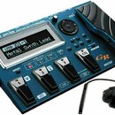Modrý kytarový syntetizátor s nápisem Roland GR-55 GUITAR SYNTHESIZER. Zařízení má LCD displej s textem LEAD 01-1 Metal Synth Lead, čtyři černé pedál…