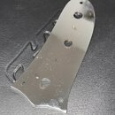 Kromovaná kovová krytka (pickguard) s několika otvory pro montáž. Povrch vykazuje drobné škrábance a známky opotřebení. Na dílu nejsou viditelné žádn…