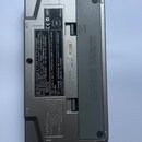 Zadní strana šedého elektronického zařízení s několika nálepkami a nápisy. Je zde viditelné logo YAMAHA, text MADE IN JAPAN a označení SER NO. IP0109…