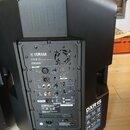 Zadní strana černého aktivního reproduktoru značky YAMAHA, model DXR15 POWERED SPEAKER s nápisem FiR-3 tuning™. Panel obsahuje různé vstupy, přepínač…