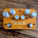 Kytarový efekt pedál v oranžovém provedení s bílými plastovými knoflíky. Na povrchu jsou nápisy TREBLE, BASS, BOOST, DRIVE a LEVEL, v dolní části je…