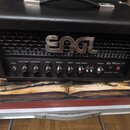 Černý kytarový kombo zesilovač s logem ENGL na přední mřížce. Na ovládacím panelu jsou nápisy Input, Input Gain, Lead Drive, Bass, Middle, Treble, Le…