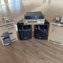 Sada zvukové techniky značky DEXON, která obsahuje dva černé reproduktory, zesilovač a mixovací pult. Na reproduktorech i krabicích je viditelný nápi…