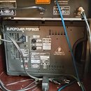 Fotografie zachycuje zadní stranu dvou zařízení. Horní přístroj má nápis OMNITRONIC a webovou adresu www.omnitronic.com, dále označení modelu XP-400…