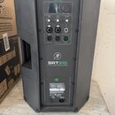 Černý aktivní reproduktor s ovládacím panelem na zadní straně. Na panelu jsou viditelné nápisy SPEAKER CONTROL, CH1, CH2 a CH3/4, dále označení INPUT…