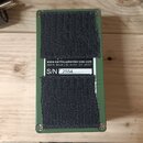 Spodní strana zeleného kytarového pedálu s dvěma černými suchými plátny. Na bílém štítku je uveden text www.earthquakerdevices.com 350 W Bowery St Ak…
