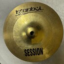 Zlatavý kovový činel s nápisem istanbul® a pod ním menším písmem Mahmet Handmade Cymbals from Turkey. Ve spodní části je uveden model SESSION. Činel…