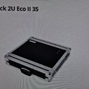 Fotografie zobrazuje černý transportní rack s hliníkovými hranami a rohovými zpevněními. Na horní straně je vidět černý povrch a v přední části úchyt…
