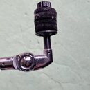 Fotografie zobrazuje ladicí mechanismus s černou plastovou vřetenovou hlavicí a černé molítkové krytkou. Rameno mechanismu je vyrobeno z chromovaného…