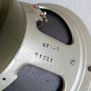 Detail zadní strany reproduktoru s kovovým rámem v béžové barvě. Na rámu jsou čitelné nápisy GF13Z a T12Z1. Povrch kovu je strukturovaný, v horní čás…