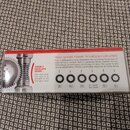 Krabice s ladicími mechaniky, na které je červený pruh a nápis DOUBLE ENVELOPE GEARS. Text vysvětluje technologii MULTI-GEARED TUNING TECHNOLOGY EXPL…