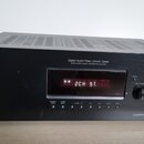 Černý AV receiver značky SONY s nápisem Digital Audio/Video Control Center a DIGITAL CINEMA SOUND / DISCRETE 5CH AMPLIFIER. Na displeji svítí červený…
