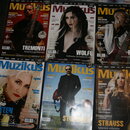 Fotografie zobrazuje šest tištěných výčísla časopisu Muzikus rozložených vedle sebe ve dvou řadách. Na obálkách jsou portréty různých hudebníků s dop…