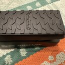 Černý volume pedál s texturovaným povrchem šlapací plochy. Na horní straně je vyražené logo Dunlop a na boku je bílý nápis VOLUME(X) MINI LOW FRICTIO…