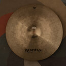 Zlatavý kovový činel s viditelným koncentrickým broušením povrchu. Na spodní části je černý nápis istanbul Mehmet Handmade Cymbals from Turkey. V hor…