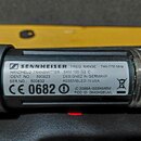 Detailní záběr na štítku ručního vysílače značky SENNHEISER. Na štítku je uveden model SKM 100 G2 C, FREQ. RANGE: 740-776 MHz, IDENT. NO.: 590923 a S…