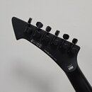 Černá hlava elektrické kytary s šesti ladicími kolíky. Na zadní straně jsou nápisy „Grover lock nut series“, „M427 CE“ a „KOREA W23111020“. V dolní č…