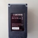 Zadní strana efektového pedálu s černým texturovaným povrchem. Na středovém štítku je logo BOSS a nápisy CAN ICES-003(B)/NMB-003(B), Roland Corporati…