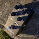 Kytarový efekt pedál v šedém kovovém provedení s černými ovládacími knoflíky. Na horní straně jsou nápisy Drive, Blend, Treble a Volume, uprostřed je…