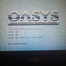 Fotografie zachycuje displej s nápisem OASYS a podtitulem Open Architecture Synthesis Studio. Je zde uveden text Version: 1.3.3, Memory: 2GB a Option…