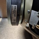 Detail reproduktoru s kovovým rámem v béžové barvě. Na černém okraji je nalepený bílý štítek s nápisy CELESTION, T3904A, VINTAGE 30 16ohm 50 18GZ a M…