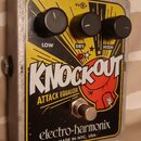 Kytarový efekt v kovovém šasi s žlutým grafickým panelem. Na panelu je nápis KNOCKOUT ATTACK EQUALIZER, logo electro-harmonix a text MADE IN NYC, USA…