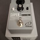 Šedý kytarový efekt v kovovém šasi s nápisem SUPER CONDUCTOR a logem crazy tube circuits. Na horní straně jsou dva černé otočné ovnovky, jeden malý č…