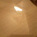 Detailní záběr na světlý, linkovaný papír. Povrch je zakryt průhlednou plastovou fólií, která vykazuje výrazné pomačkání a vrásnění. V horní části je…
