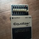 Kytarový pedál Equalizer GE-7 značky BOSS v krémové barvě. Horní část obsahuje sedm posuvníků pro frekvence 100, 200, 400, 800, 1.6k, 3.2k, 6.4k a je…
