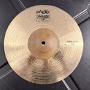 Zlatý kovový činel typu splash s viditelným broušením. Na povrchu je nápis paiste Twenty, TRADE MARK a MADE IN SWITZERLAND, dále označení SPLASH 10".…