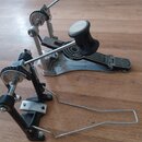 Dvojpedál na bicí buben v kovovém provedení s černými plasty. Na základní desce je viditelný nápis SONOR. Mechanismus obsahuje řetízkové pohony a nas…