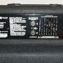 Zadní strana kytarového komba značky Laney. Na černé zadní desce jsou vidět nápisy „Laney“, „GUITAR AMPLIFIER“ a sériové číslo „TLC181711151“. Jsou z…