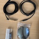 Dvě černé opletené audio kabeláže s konektory. Jeden kabel má na koncích 3,5mm jack a 6,35mm pozlacený jack, druhý kabel má na obou koncích 3,5mm jac…