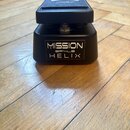 Černý expresní pedál z kovového a plastového materiálu. Na přední straně je nálepka s bílým textem MISSION SP1-LG HELIX. Na horní části pedálu je vyf…