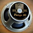 Reproduktor s kovovým rámem stříbrné barvy a černým krytem magnetu. Na krytu je zlatý nápis CELESTION LOUDSPEAKERS, G12 G12 a Vintage 30, v dolní čás…