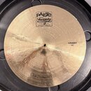 Zlatý činely typu crash s nápisem CRASH 16". V horní části je obdélníkový štítek s logem pAiste, nápisem Twenty a textem TRADE MARK MADE IN SWITZERLA…