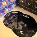 Dvě černé lesklé činely s nápisy OBSIDIAN. Na předním číneli je dále uveden rozměr 14" Hi-Hat a logo s textem PLAY DRUMS BOY. Povrch je hladký a vyso…