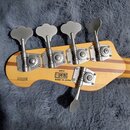 Zadní strana hlavy basové kytary z kombinace světlého a tmavšího dřeva s pěti kovovými ladičkami. Na dřevě jsou nápisy „III225E“, „BBP35“, logo v rám…