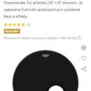 Černá bubnová blána s bílým okrajem a kulatým otvorem v dolní části. V horní části je umístěno logo REMO. Nad logem je vidět stylizedovaný nápis v po…