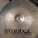 Mosazný činely s viditelným broušením povrchu. Na spodní straně je velký nápis istanbul s hvězdou v písmenu L a texty Mehmet Handmade cymbals from Tu…
