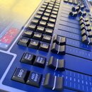 Detailní pohled na ovládací panel digitálního mixážního pultu s modrým podsvícením. Jsou vidět řady černých tlačítek, posuvníky a kovové otočné knofl…