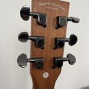 Zadní strana hlavy kytary z hnědého dřeva s šesti černými ladicími mechanismy. V horní části je nápis Tanglewood Guitar Company a pod ním UNITED KING…