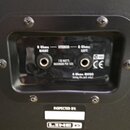 Detail zadní strany reproduktoru s dvěma vstupy typu jack. Nad konektory jsou nápisy 8 Ohms RIGHT, STEREO a 8 Ohms LEFT. Mezi nimi je text 150 WATTS…