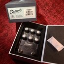 Černý kytarový pedál v originálním bílém boxu. Na přístroji i na krabici je nápis Dream 65 REVERB-AMP a logo Universal Audio. Pedál má pět ovládacích…
