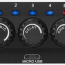Černý elektronický efektový pedál s pěti ovládacími knoflíky. Na knoflících jsou nápisy VOL, MIC, DELAY, metal/hall a CHORUS. V horní části jsou čtyř…