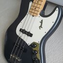 Tmavě šedá elektrická basová kytara s bílým pickguardem a hnědým javorovým hmatníkem. Na pickguardu je čitelné logo Fender. Nástroj má dva snímače a…