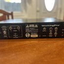 Zadní strana černého zesilovače značky WorkingPro™. Jsou zde vidět vstupy a výstupy s nápisy Parallel Speaker Outputs, Headphones, Effects Return, Ef…