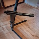Černý kovový stojan na klávesové nástroje s nastavitelnou výškou a tlustými gumovými koncovkami. Na spodní části svislé nohy je bílý nápis ULTIMATE.…