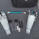 Sada bubnových pedálů v stříbrném a modrém provedení, doplněná o modrou spojovací tyč a příslušenství. Na obou pedálech je viditelné logo YAMAHA. Sou…