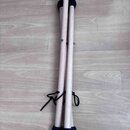 Tři dřevěné mallety s černými kulatými koncovkami na obou koncích. Nástroje jsou svázány černým šňůrkem a dvě z nich jsou spojeny kovovými šrouby. Po…